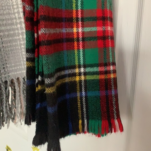 2/$30 Bundle 2 scarves - Picture 4 of 6